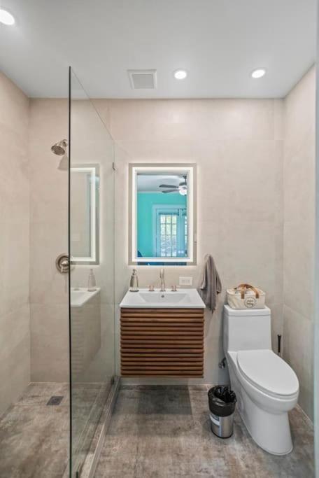 Designer House Steps From Stores Holiday home