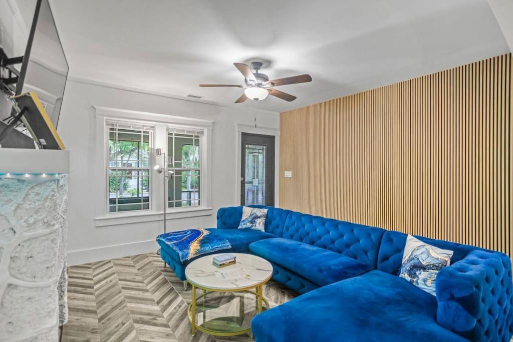 Designer House Steps From Stores Holiday home Miami