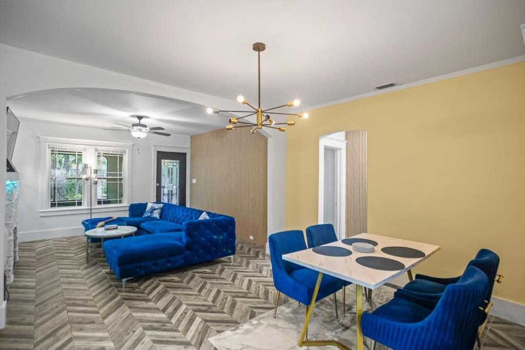 Designer House Steps From Stores Holiday home Miami
